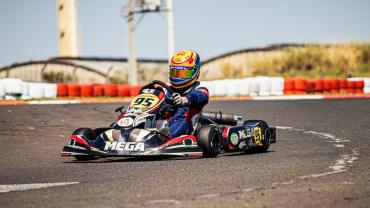 Piloto de Kart dirigindo