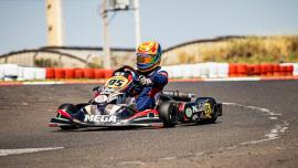 Piloto de Kart dirigindo
