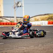 Piloto de Kart dirigindo